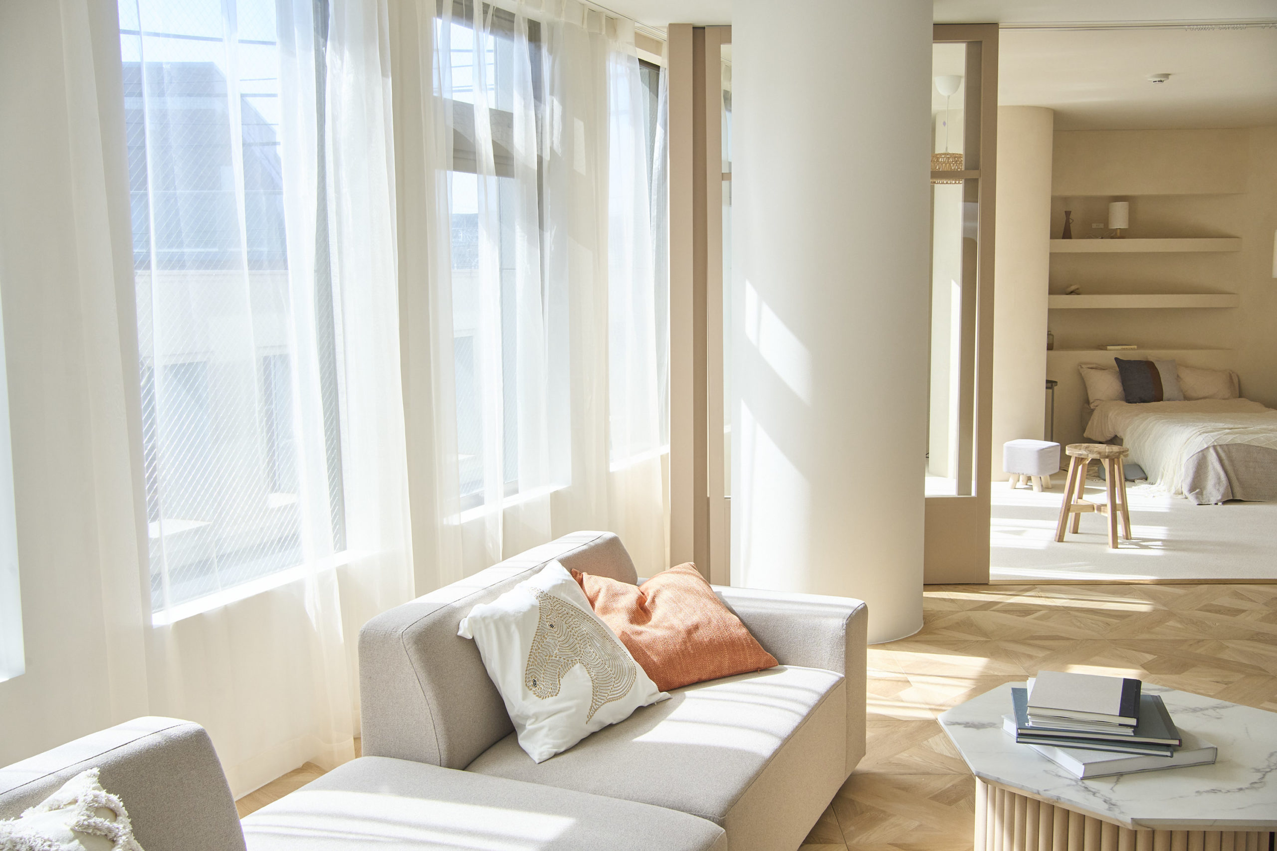 自然光　ハウススタジオ　Beige/R STUDiO　朝の光とソファー	光の入り方　美しい光　撮影スタジオ　目黒　自然光撮影