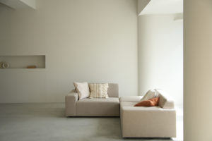 自然光　ハウススタジオ　Beige/R STUDiO　リビングルーム　白壁　ソファー　撮影スタジオ　目黒　撮影